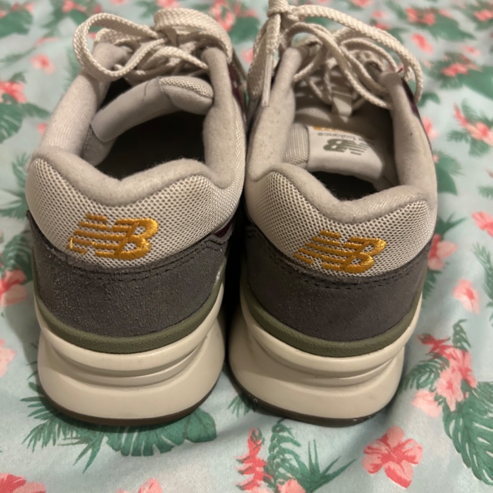 New Balance - Picture 3 of 4